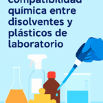 Ilustración moderna que representa la compatibilidad química entre disolventes y plásticos de laboratorio. Incluye frascos, matraces, líquidos de colores y una pieza de puzzle amarilla, simbolizando la correcta combinación de materiales para garantizar seguridad y precisión en el entorno científico.
